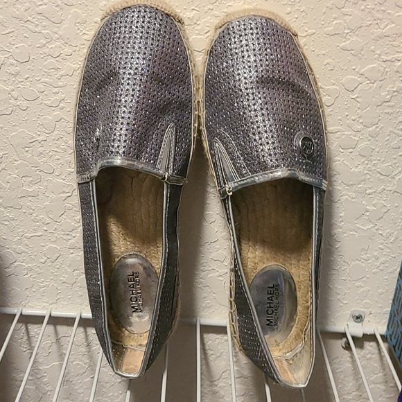 Silver mk shoes size 9 - Picture 2 of 4